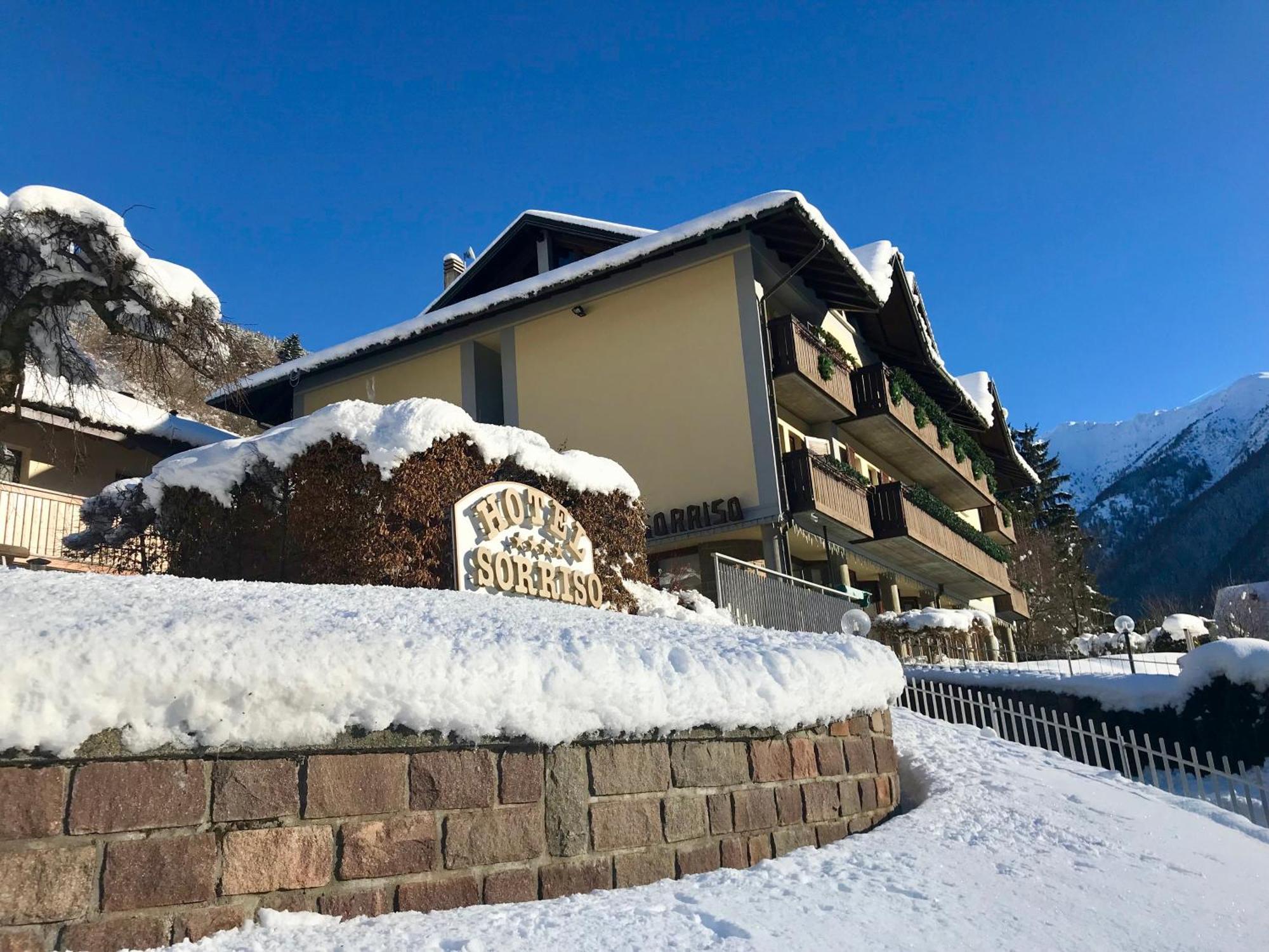 Hotel Garni Sorriso Ponte Di Legno Bagian luar foto
